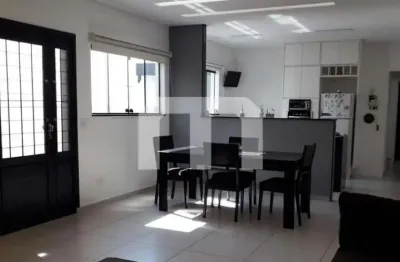 Casa térrea á venda 2 suítes, 4 vagas, cozinha com ilha e armários planejados, churrasqueira