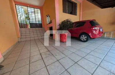 Casa térrea com 150 m² a venda 2 dormitórios, , 2 banheiros, corredor lateral e 2 vagas .