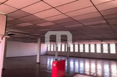 Galpão comercial espaçoso no brás: 3 andares, 6 banheiros, 6 vagas de garagem, 1.530m² de área!