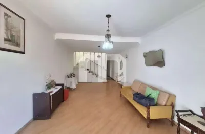 Sobrado a vende com 150 m², 3 quartos, sala , cozinha, quintal e área de serviço.,