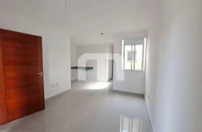 Apartamento de 43 m², 2 quartos, banheiro com ventilação e iluminação natural.