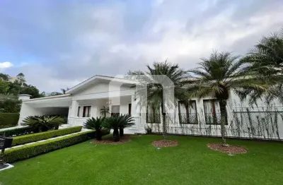 Bela casa em condomínio, 5 suítes, 3 salas, área gourmet e 10 vagas