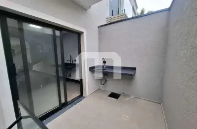 Linda casa a venda , 2 suítes,  cozinha integrada com a sala e churrasqueira.