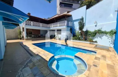 Casa térrea 600 m²  a venda com 4 suítes, 3 salas piscina, piscina, churrasqueira e 7 vagas.