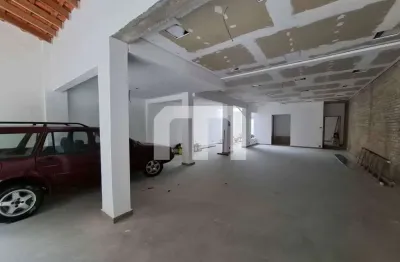 Salão comercial para venda ou locação de 180 m², 4 salas, espaço vão  livre, 3 banheiros e 3 vagas.