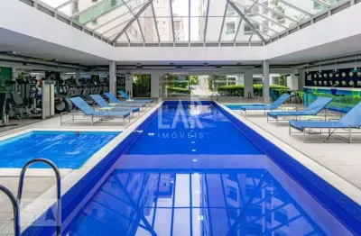 Dispõe de 2 quartos, sendo uma suíte com armários e 1 quarto transformado em closet.