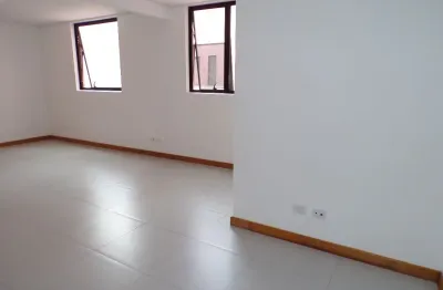 Conjunto comercial frente praça zacarias, no centro de curitiba!