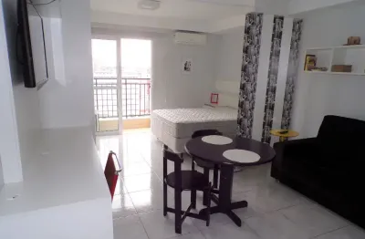 Studio mobiliado no 19º andar de condomínio clube, no centro de curitiba!