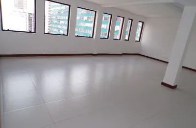 Conjunto comercial frente praça zacarias, no centro de curitiba!