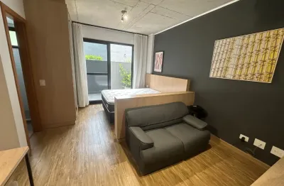 Studio mobiliado com varanda e garagem no centro de curitiba