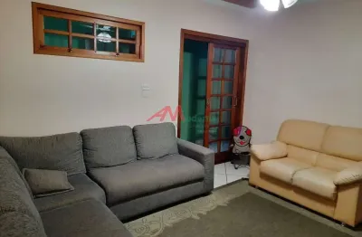 Casa debaixo: 2 dormitórios, sala, cozinha, lavanderia. banheiro  casa de cima: cozinha, sala de jantar, sala de tv, sala de descanso, 1 suíte, 2 dormitórios, sacada de frente e fundo e 2 banheiros. p