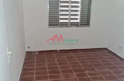 Sobrado residencial geminado, com estrutura de laje e revestimento em piso frio, oferece um ambiente aconchegante e prático para seus moradores. composto por 02 dormitórios confortáveis e 02 banheiros