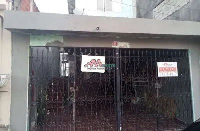 Sobrado 3 dormitórios, 1 sala, 1 cozinha, quintal. edícula nos fundos quarto e cozinha. obs. precisa de reforma somente a vista