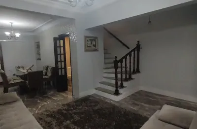 Sobrado de 3 dormitórios 200m2 com piscina e churrasqueira  no boqueirão