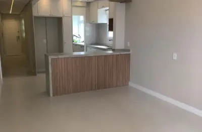 Apartamento de 2 dormitórios 93m² totalmente reformado na quadra da praia