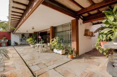 Sobrado à venda Alto de Pinheiros SP 3 suítes amplas, 4 vagas de garagem