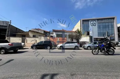 Ótimo terreno comercial de 380m² com casas no local.