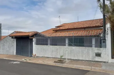 Casa à venda no centro de boituva, próxima à praça da bíblia