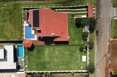 Casa térrea com piscina e espaço gourmet no ninho verde ii eco residence