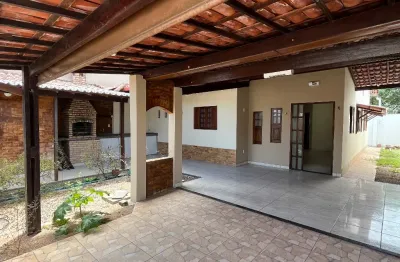 Casa bem estruturada e ampla, super bem localizada.