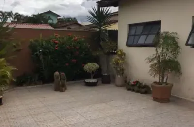 Casa com 2 dormitórios sendo 01 suíte mais edícula completa nos fundos