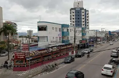 Apartamento centro, com dois dormitórios, sendo uma suíte, sem vaga de garagem.