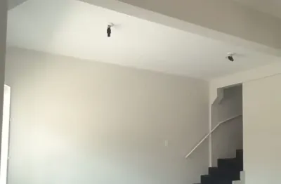 Alugo casa  sobrado, 105m²  res maria luiza, área central de cuiaba.