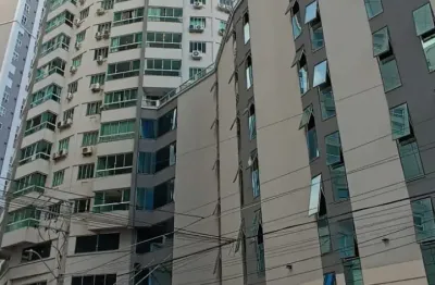 Linda kitnet - condomínio internacional residence - pioneiros em bc na frente da roda gigante.