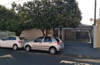 Linda casa residencial com edícula, no Jardim América, ótima localização, ao lado da igreja Nossa Sernhora do Carmo, próximo a Avenida México.