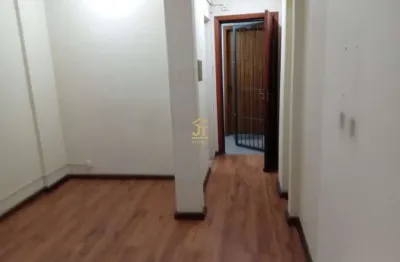 Sala comercial para alugar na Rua Vigário José Inácio, 566, Centro Histórico, Porto Alegre por R$ 850