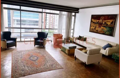 Apartamento excelente e amplo à venda de 250 m², com 3 dormitórios e 2 vagas de garagem, localizado