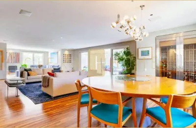 Luxuoso apartamento de 278m² com 3 suítes, varanda ampla e 3 vagas.