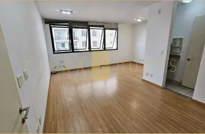Excelente sala comercial para locação e venda, em andar alto, bem ventilada e iluminada. 01 vaga de