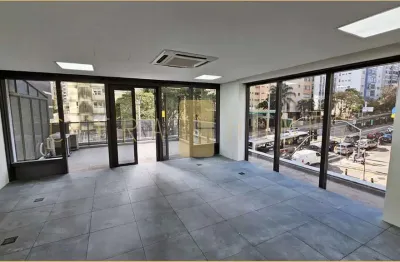 Conjunto comercial moderno com terraço amplo, forro acústico e 1 vaga em localização nobre