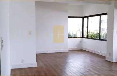 Amplo apartamento com 3 suítes, 3 vagas e excelente localização em área arborizada.