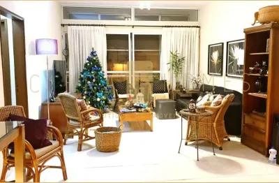 Amplo apartamento para locação e venda, com pé-direito alto, luz natural e charme retrô em prédio c
