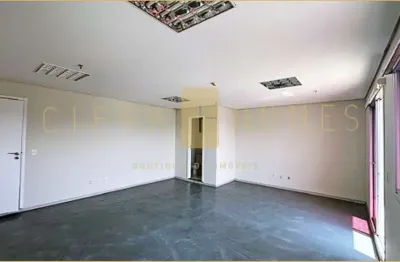 Sala comercial com piso elevado, 45m², ar condicionado, banheiro, varanda, copa, 1 vaga de garagem.