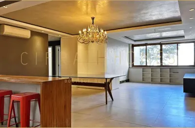 Charmoso apartamento reformado com 2 suítes e sala ampliada em rua tranquila