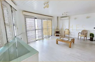 Apartamento à venda com 3 dormitórios, 2 suítes, reformado e com lareira.