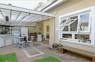 Casa 3 dorms, suíte com closet, jardim, área gourmet e 3 vagas em localização nobre.