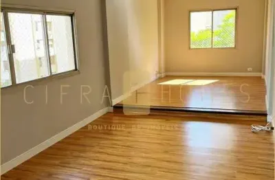 Amplo apartamento com 4 dormitórios, suíte, sala iluminada e 2 vagas em ótima localização.