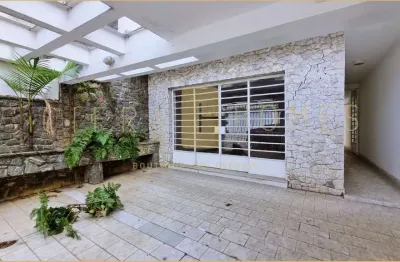 Sobrado para venda ou locação, com 5 dormitórios, 2 suítes, terraço e quintal em localização privil