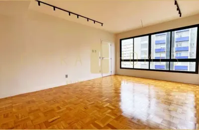 Encantador apartamento de esquina à venda, 3 suítes, 4 banheiros, reformado e parcialmente mobiliad