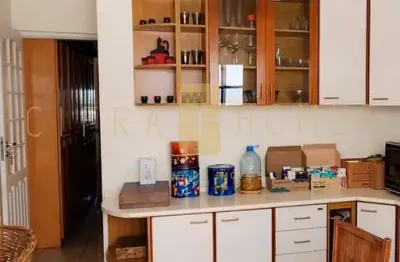 Sobrado à venda com 3 suítes, quintal, churrasqueira e 2 vagas em localização privilegiada.