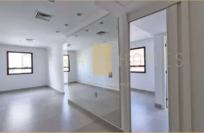 Sala comercial reformada, 2 banheiros, ar condicionado e 5 salas, para locação