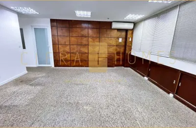 Conjunto comercial para locação com 180m², 4 banheiros e 4 vagas em excelente localização.