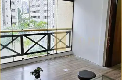 Apartamento com 3 suítes, varanda, 2 vagas e lazer completo em rua tranquila de moema
