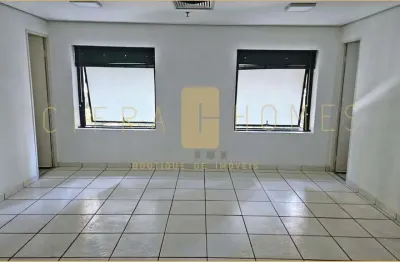 Sala comercial para locação, com 2 banheiros, 1 vaga e portaria 24h em localização estratégica de m