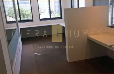 Sala à venda com 60m², 2 banheiros, vaga e ar condicionado central, à 200m da faria lima