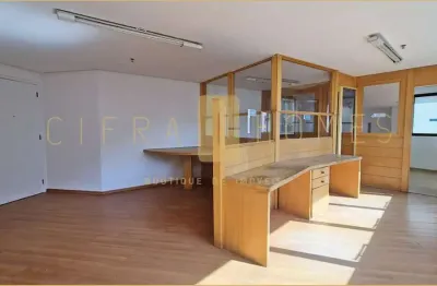 Conjunto comercial, à venda, com três salas e copa, 52 m², vaga de garagem e localização estratégic